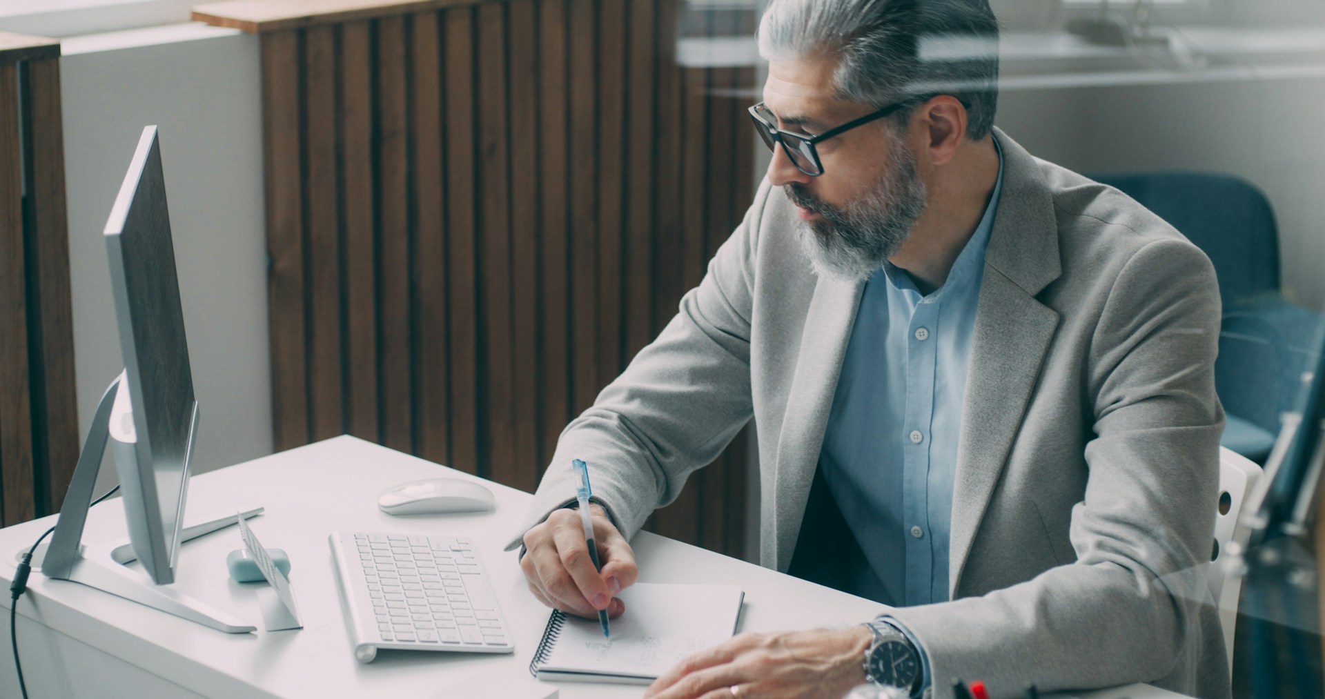 Accounts Receivable Outsourcing vs Automation